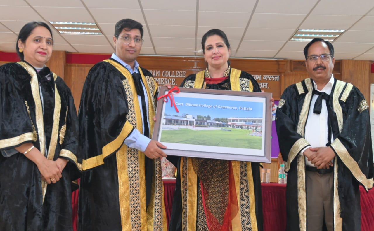 जीवन में सफलता के लिए छात्रों को सकारात्मक दृष्टिकोण रखना चाहिए: शौकत अहमद परे